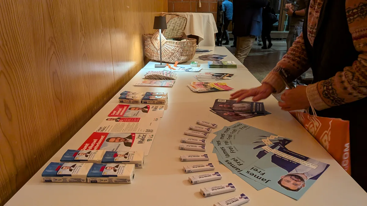 Ein Tisch mit Flyern und Merchandising. 